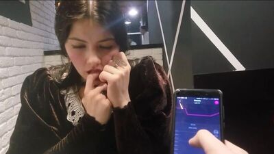 Девушка пробует на себе вибратор в ресторане
