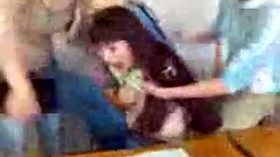 Известное видео. Девчонку раздели догола прямо в классе