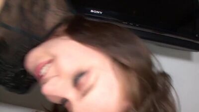 Хороший грубый страстный секс со стройной молоденькой сучкой трах в рот большим