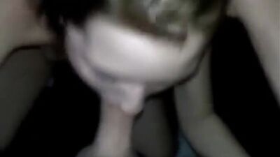 Молодая шлюшка сосет старательно на коленях(с окончанием в рот)