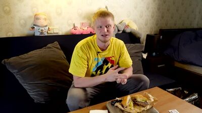 [oblomoff] Они положили ПРЕЗЕРВАТИВЫ в мои БУРГЕРЫ! ЗАЧЕМ?! Славный Обзор.