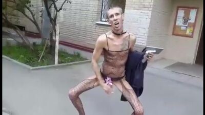 Панин дрочит на улице