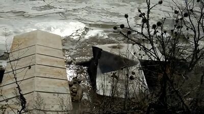 Как лед сминает железные гаражи в Октябрьске