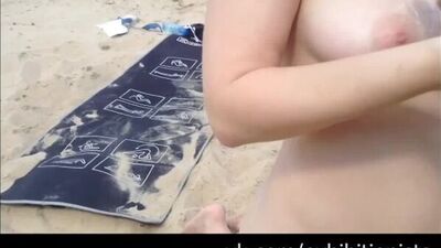 Парень дрочит перед девушкой и кончает ей на грудь. Общественный пляж