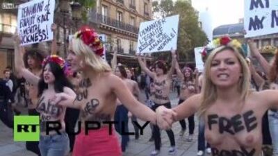 Голые девушки из Femen против копов