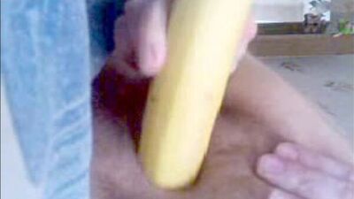 Она ебет себя бананом (частное домашние видео)