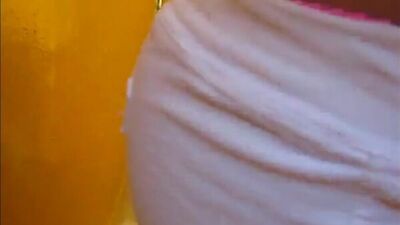 Скрытая камера малолетки в кабинке