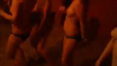 Бухие школьницы трясут упругими сиськами на вписке после выпускного (порно сиськ