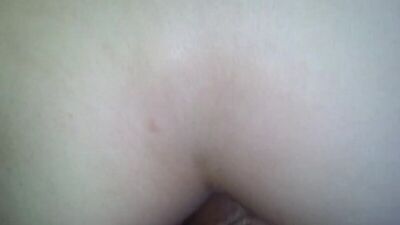 Потихоньку присунул жене