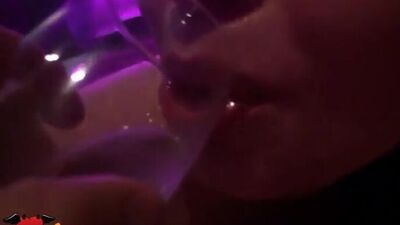 Ублажает любовника ротиком (домашнее, сосет, сосать, лизать, лижет)