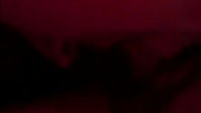 Сучка сосет и отлизывает, пока парень трахает ее подругу (МЖЖ)