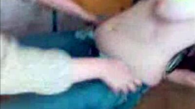 Девчёнки раздели свою одноклассницу в классе