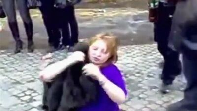 Пьяная женщина разделась на улице перед толпой