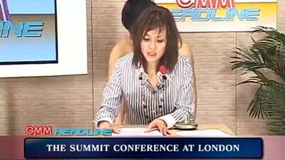 Видущую новостей трахают и канчают ей на лицо в прямом эфире