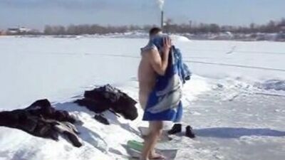 Мужики ныряют в прорубь голышом