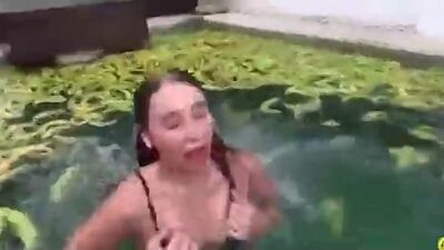 ГОЛАЯ ЮЛЯ ГОДУНОВА ПРЫГНУЛА В БАССЕЙН К А4 julia.godunova a4omg #shorts