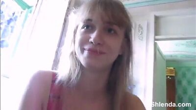 Молоденьку школьницу парень разводит на минет Young schoolgirl blowjob for older men