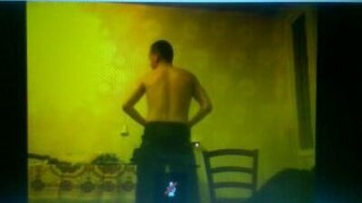 Парень танцует стриптиз)