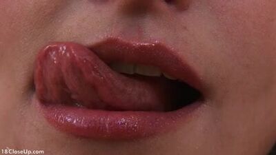 Юная тинка в первый раз раздевается для порнсита