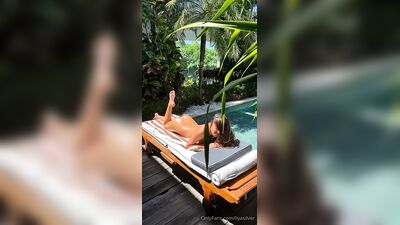 Liya Silver загорает обнаженной у бассейна