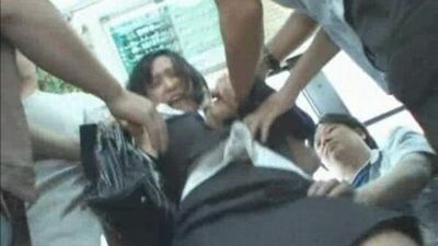 Японцы пристают к девушке в автобусе