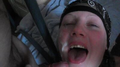 Подрочил и кончил девушке на лицо