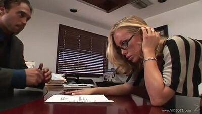 Босс трахает секретаршу в наказание за безграмотность