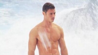 Парни на пляже