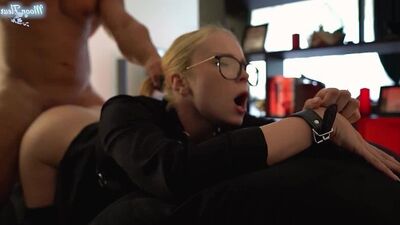 Кляп во рту и наручники покажут этой дерзкой малышке её место