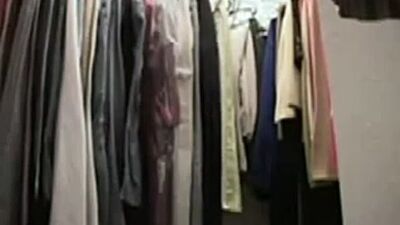 Подглядывание за девушкой в раздевалке