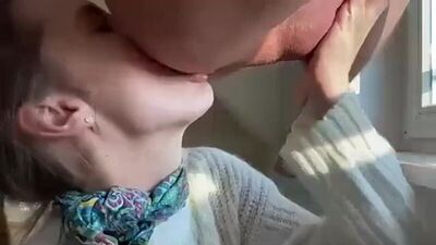 Я вылизываю попу боссу (римминг ануслинг сперма лесби глотает любительское мамочка сиськи юная куни вписка оргазм webcam lesbi