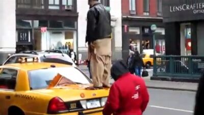 Таксист на багажнике читает намаз