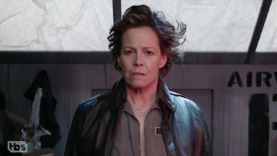 Сигурни Уивер спасает американскую журналистику (пародия на фильм "Чужой")