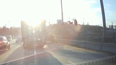 В Ростове двое рабочих упали с автокрана на мосту Стачки (18.02.2021)