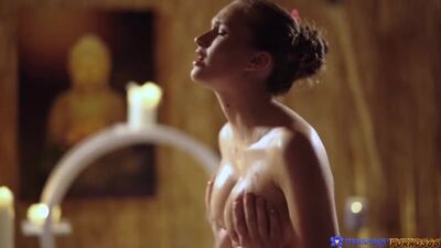 Стейси Круз выбирает любовника из клиентов массажа и жарится с ним по случаю праздника