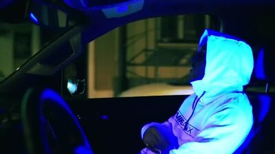 По садовому шуршит большой белый джип 