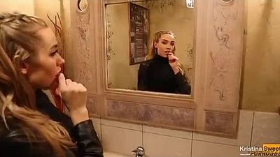 Снял малышку в баре