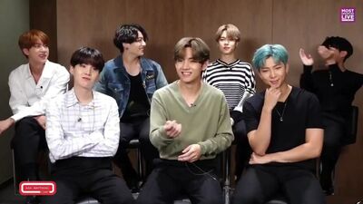 Вилайв на котором юнги будет играть на гитаре 