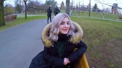 Повелась на бумажки и отсосала в парке) НА что готовы девушки ради денег - Cute teen swallows cum for cash - public blow порно в