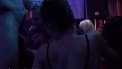 Как замужние женщины изменяют своим мужьям, Публичное порно, Секс на дискотеке, TOP PORN