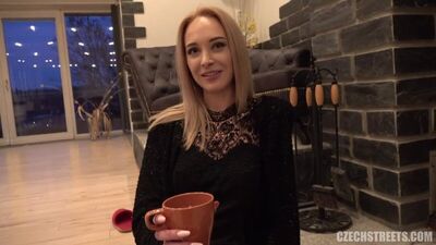 Снял девушку промоутера. Самая красивая чешка.