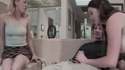 Шаловливые подружки . порно из 2000х