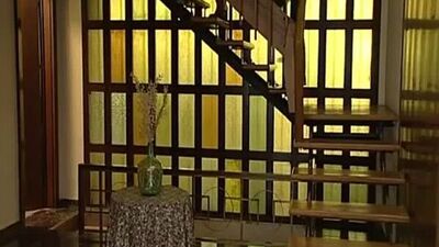 Молодая девушка с красивой грудью