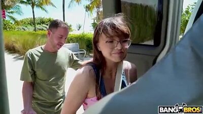 Азиатку в машине во все щели