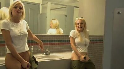 Сестренки по очереди отсасывают парню