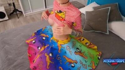 Розоволосая девушка на роликах