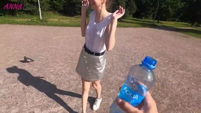 Красивая девушка показывает всем что не любит нижнее белье публично