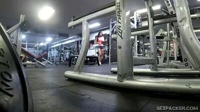 Трахнул красивую латиночку после трени