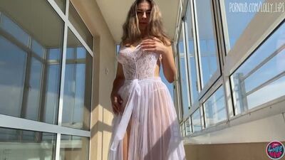 Русская порнозвезда Лолли Липс снимает свадебное платье и трахается Lolly Lips