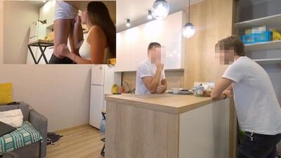 Изменяет парню прям рядом с ним , под столом (порно,домашнее,русское ,секс ,минет,анал,кончил,сосёт,измена,жмж ,молодая ,оргазм